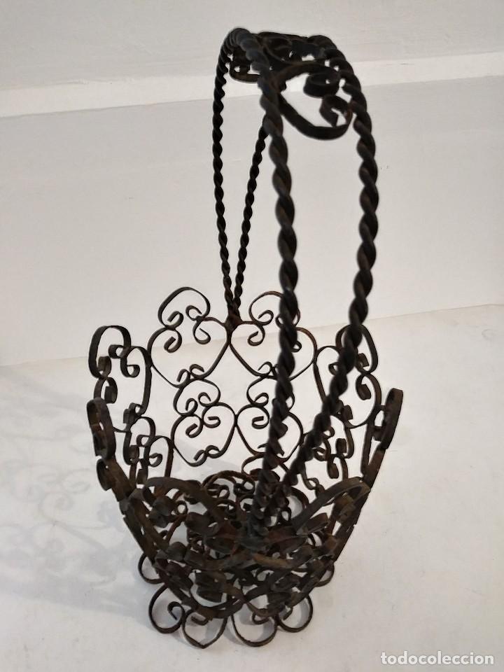 Antig&uuml;edades: antiguo macetero de hierro forjado - Foto 12