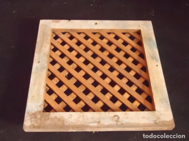 Antig&uuml;edades: ventana ventilacion de madera con marco - Foto 1