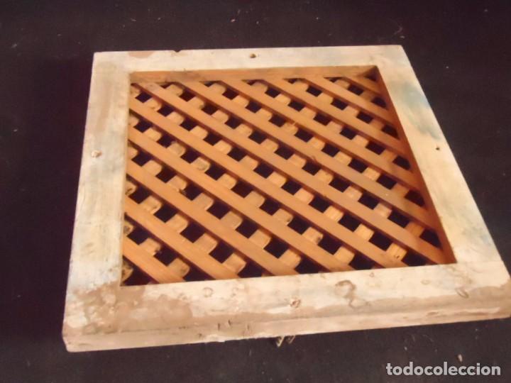 Antig&uuml;edades: ventana ventilacion de madera con marco - Foto 2