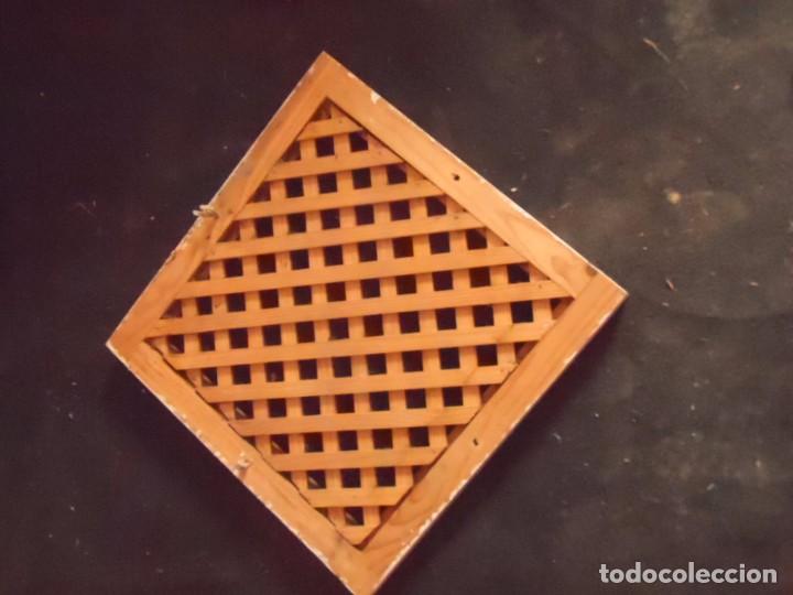 Antig&uuml;edades: ventana ventilacion de madera con marco - Foto 3