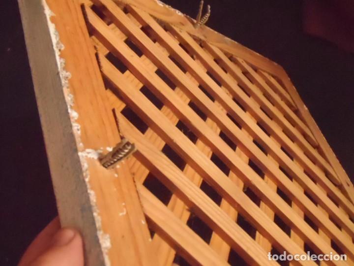 Antig&uuml;edades: ventana ventilacion de madera con marco - Foto 4