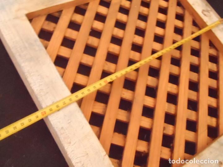 Antig&uuml;edades: ventana ventilacion de madera con marco - Foto 7