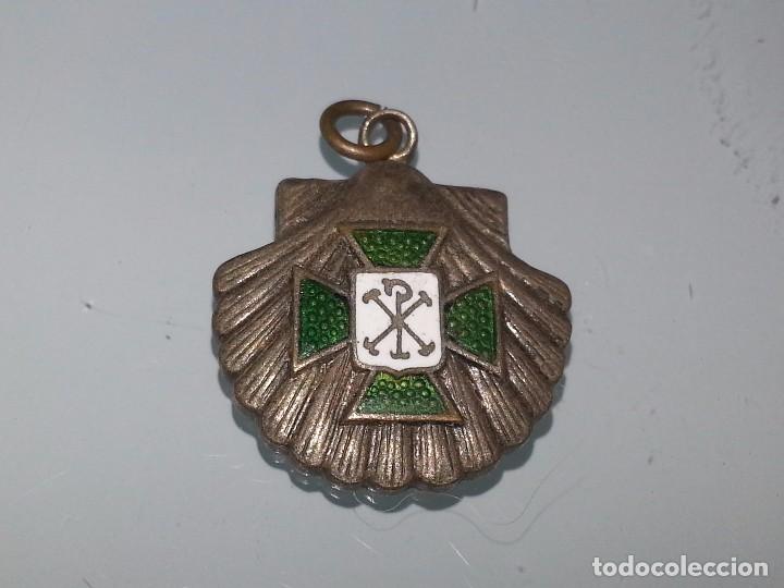 Antig&uuml;edades: ANTIGUA INSIGNIA COLGANTE CONCHA EMBLEMA ACCION CATOLICA A&Ntilde;OS 30 / 40 CRUZ MALTA