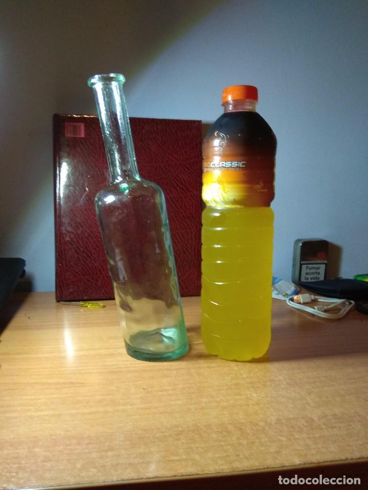 Antiquit&eacute;s: curiosa botella inclinada no se del a&ntilde;o