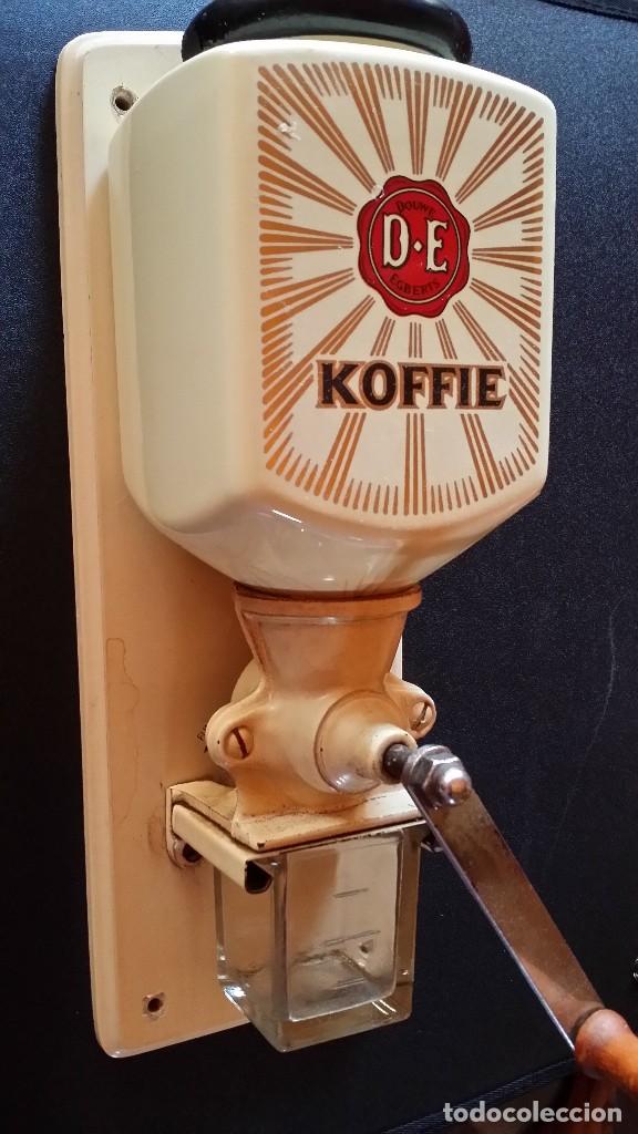 Antiquit&eacute;s: Molino de caf&eacute; de pared