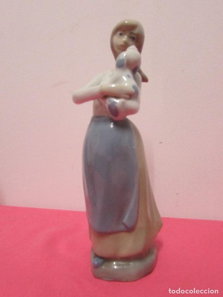 Antig&uuml;edades: Figura mujer con perrito # - Foto 1