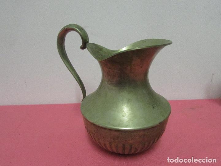 Antig&uuml;edades: Jarra de agua de metal plateado #