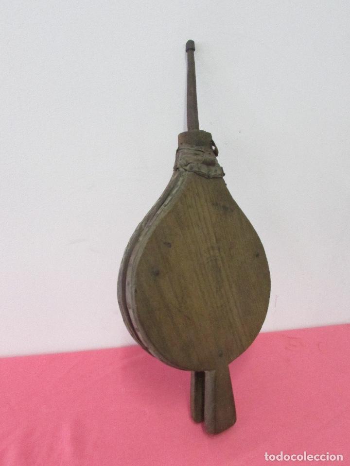 Antig&uuml;edades: Fuelle de madera con pico de forja # - Foto 1