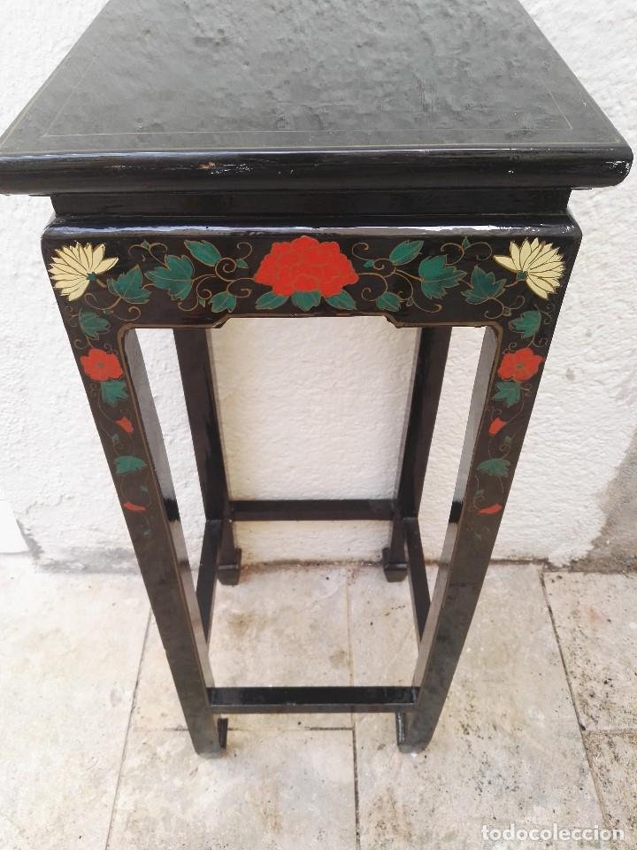 Antig&uuml;edades: Mesa alta lacada o pintada en negro y decorada a mano. - Foto 1