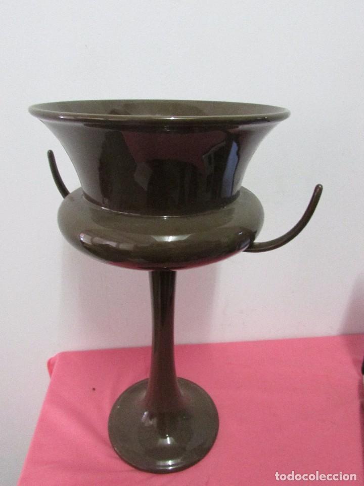 Antig&uuml;edades: Macetero marr&oacute;n de dise&ntilde;o - Foto 1