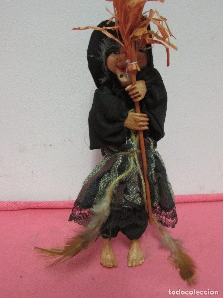 Antig&uuml;edades: Figura bruja con escoba # - Foto 1