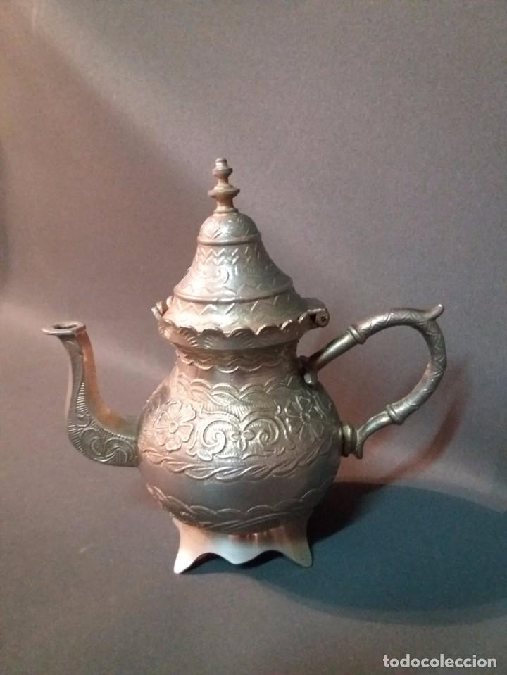 Antig&uuml;edades: TETERA DE METAL ESTILO ARABE - Foto 1
