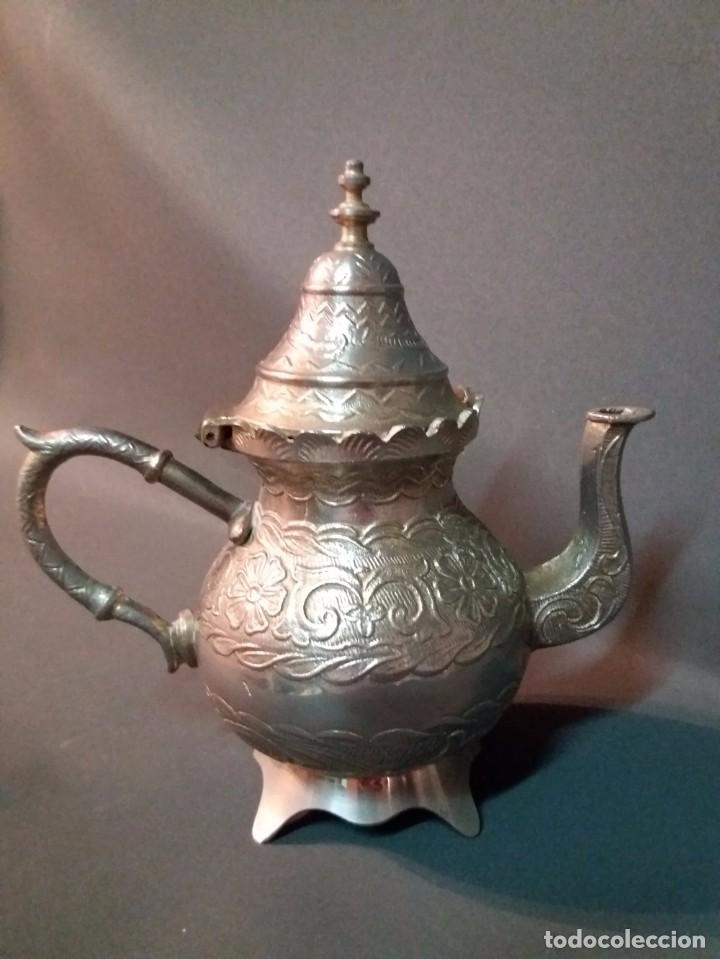 Antig&uuml;edades: TETERA DE METAL ESTILO ARABE - Foto 2