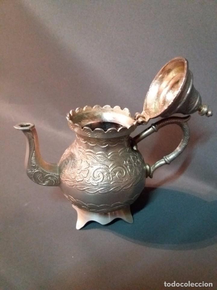 Antig&uuml;edades: TETERA DE METAL ESTILO ARABE - Foto 3