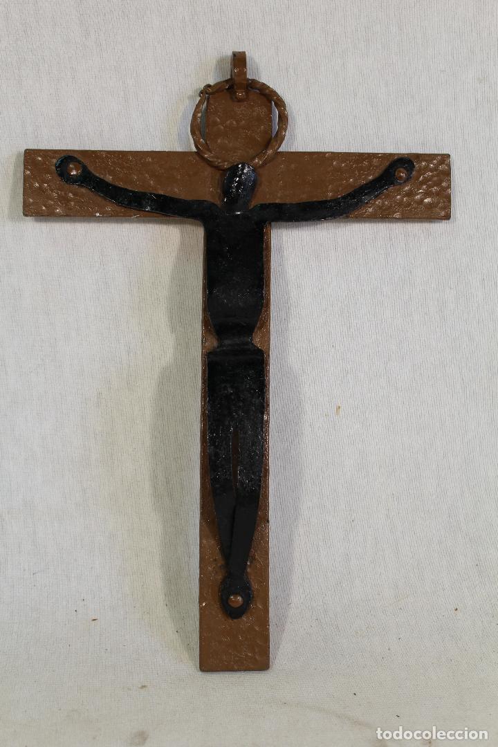 Antig&uuml;edades: cristo en la cruz en hierro de forja - Foto 2