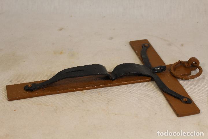 Antig&uuml;edades: cristo en la cruz en hierro de forja - Foto 3