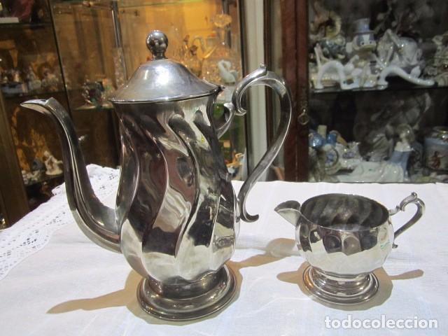 Antiques: Cafetera y jarrita lechera, en metal plateado gallonado.
