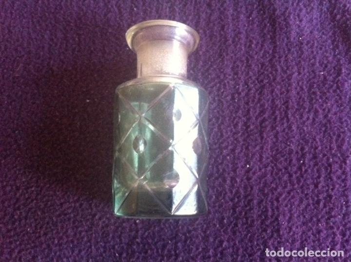Antiquit&eacute;s: Botella de perfume de cristal cortado