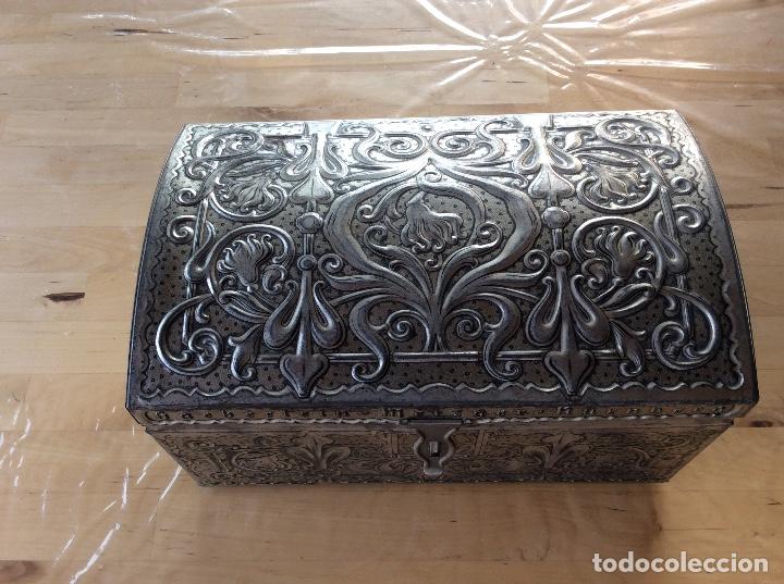 Antig&uuml;edades: Antigua caja de galletas Haeberlein - Foto 1