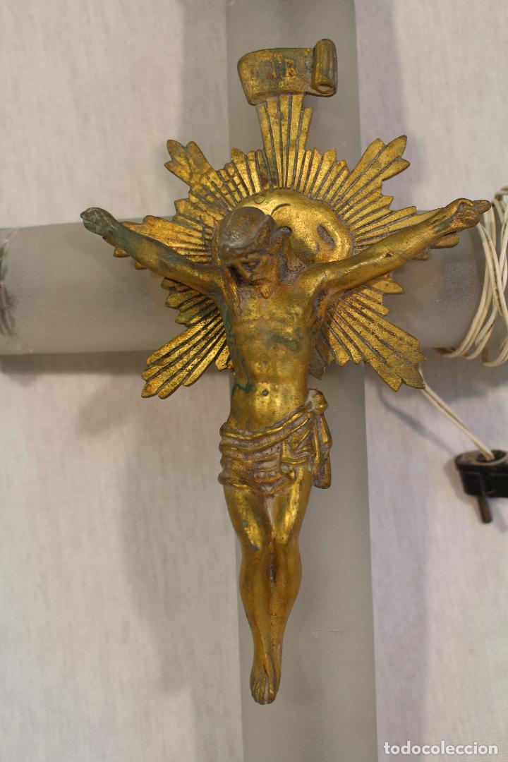 Antig&uuml;edades: crucifijo con luz interior en bronce y cristal - Foto 5