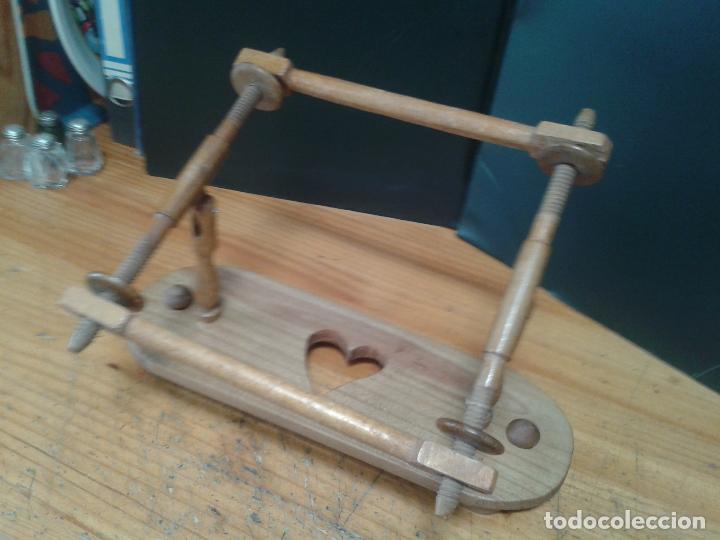 Antig&uuml;edades: Bastidor rectangular antiguo de madera para tejer o bordar. Regulable con tuercas de tensi&oacute;n. ,15,5 - Foto 6
