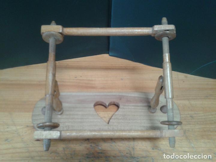 Antig&uuml;edades: Bastidor rectangular antiguo de madera para tejer o bordar. Regulable con tuercas de tensi&oacute;n. ,15,5 - Foto 8