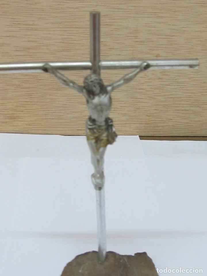 Antig&uuml;edades: CRISTO DE ALPACA PLATEADA CON BASE DE PIEDRA - Foto 1