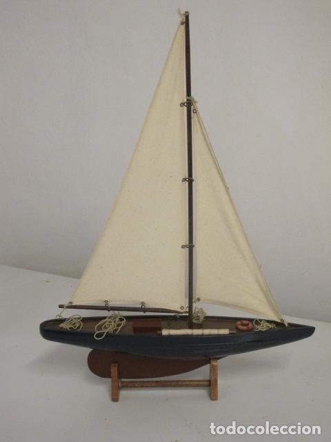 Antig&uuml;edades: Barco macizo de madera a vela, color azul - Foto 1