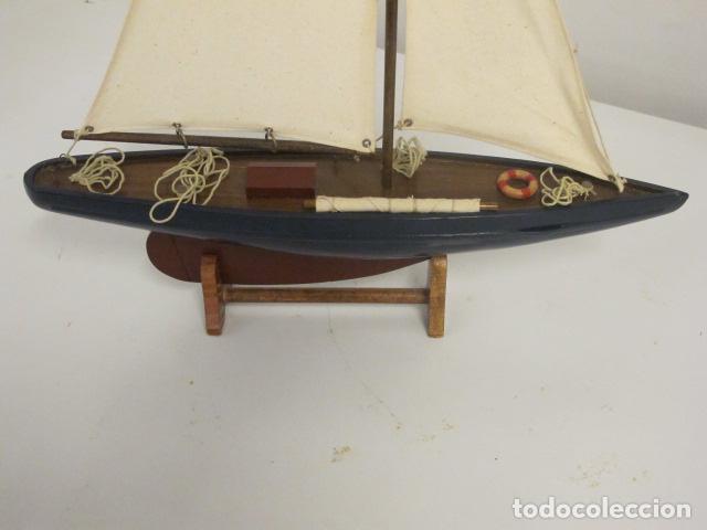 Antig&uuml;edades: Barco macizo de madera a vela, color azul - Foto 2