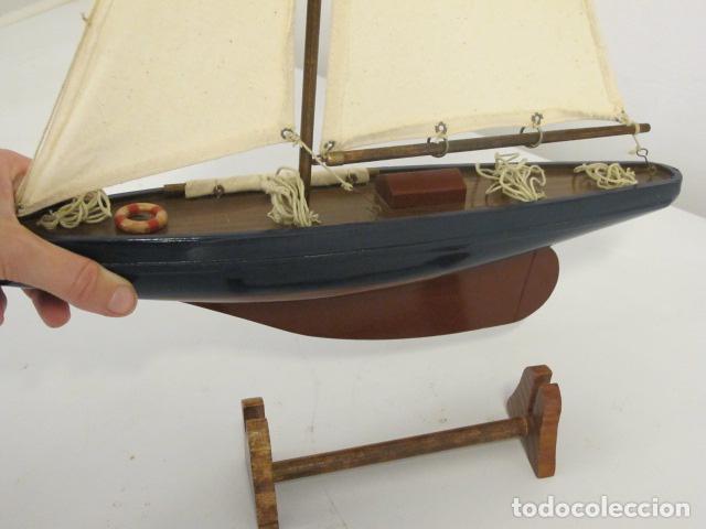 Antig&uuml;edades: Barco macizo de madera a vela, color azul - Foto 4