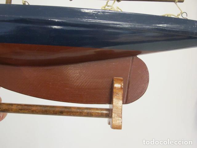Antig&uuml;edades: Barco macizo de madera a vela, color azul - Foto 5