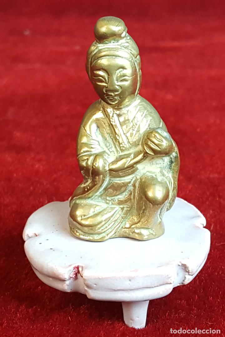 Antig&uuml;edades: DIVINIDAD ORIENTAL. ESCULTURA EN BRONCE. BASE EN CER&Aacute;MICA. SIGLO XX.