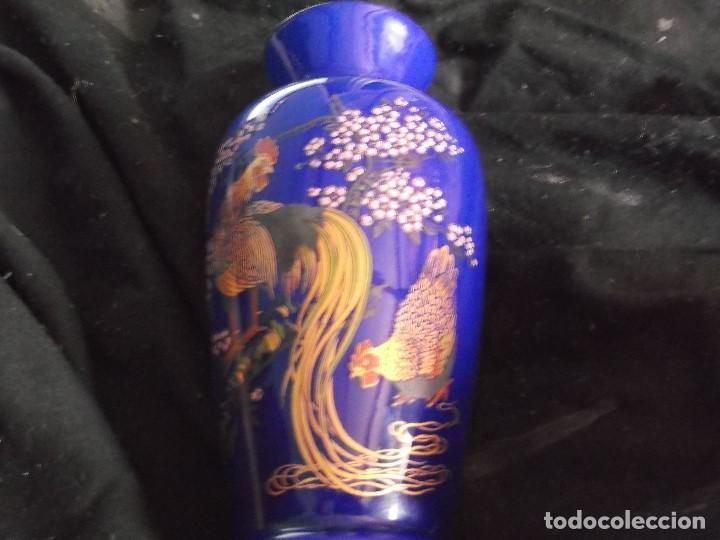 Antig&uuml;edades: JARRON DE CRISTAL AZUL CON DIBUJOS EN ORO DE LEY - Foto 1