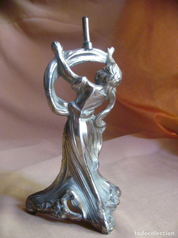 Antiguidades: Figura estatua modernista en metal