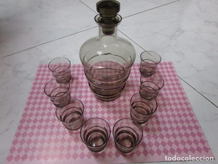 Antig&uuml;edades: Licorera con ocho vasos color bronce # - Foto 1