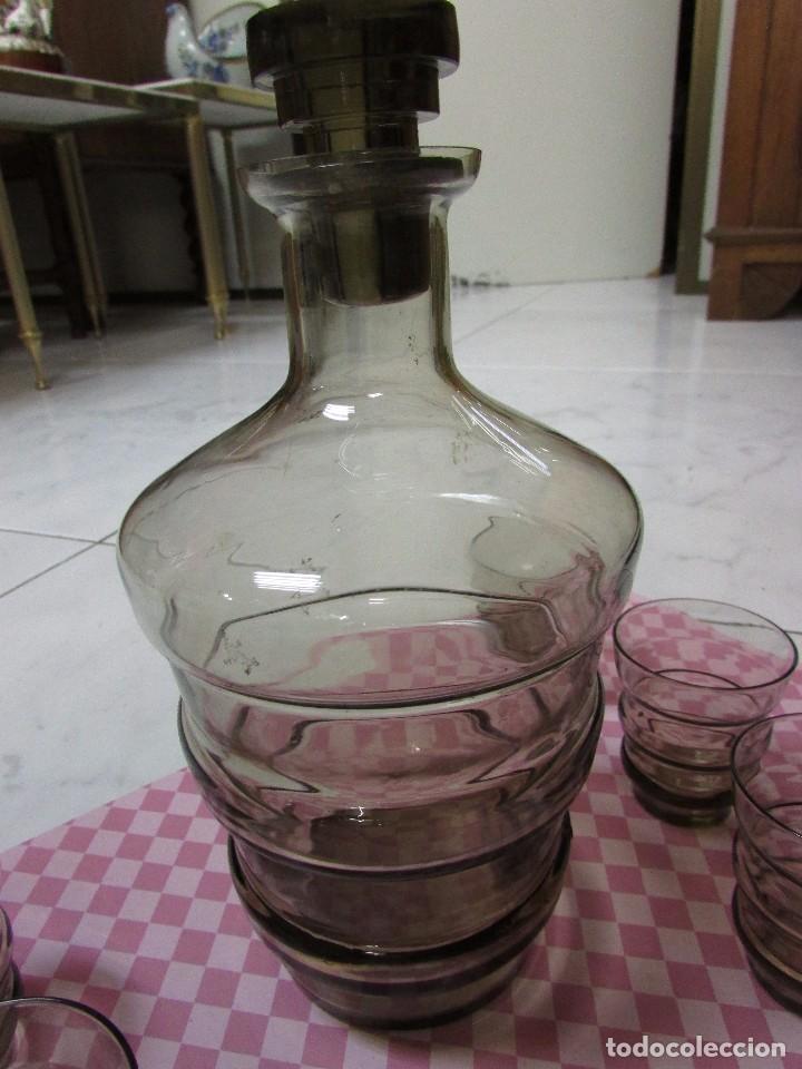 Antig&uuml;edades: Licorera con ocho vasos color bronce # - Foto 2
