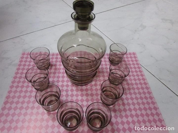 Antig&uuml;edades: Licorera con ocho vasos color bronce # - Foto 4
