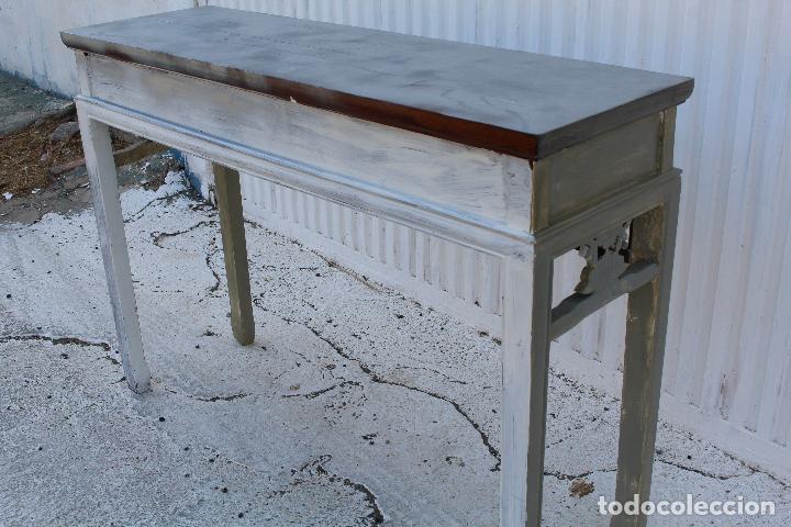 Antig&uuml;edades: consola en madera maciza repintada - Foto 2