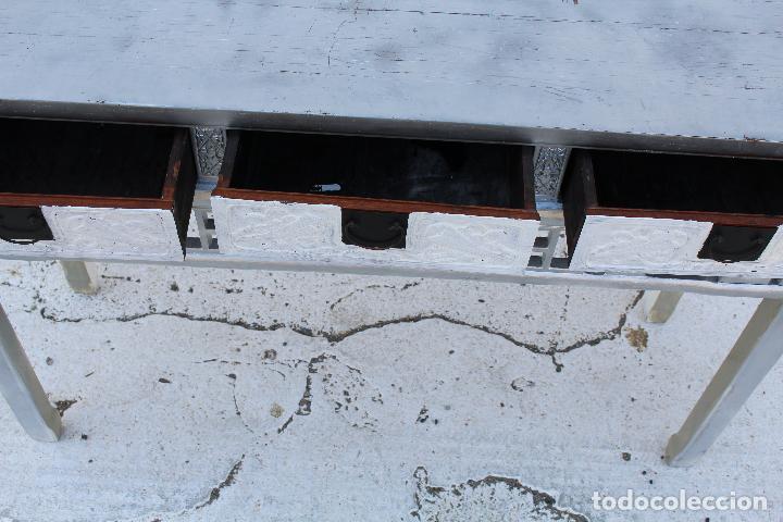 Antig&uuml;edades: consola en madera maciza repintada - Foto 3