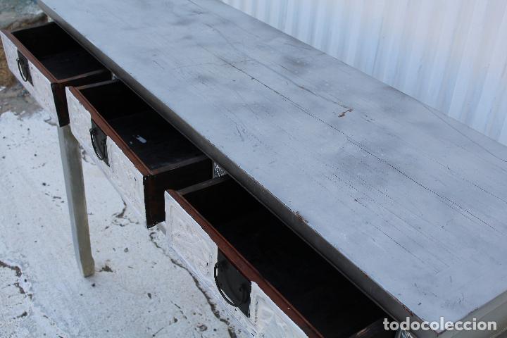 Antig&uuml;edades: consola en madera maciza repintada - Foto 4