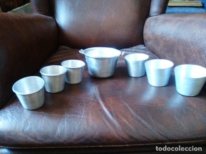 Antiguidades: Siete utensilios de cocina para hacer flanes o huevos al molde.