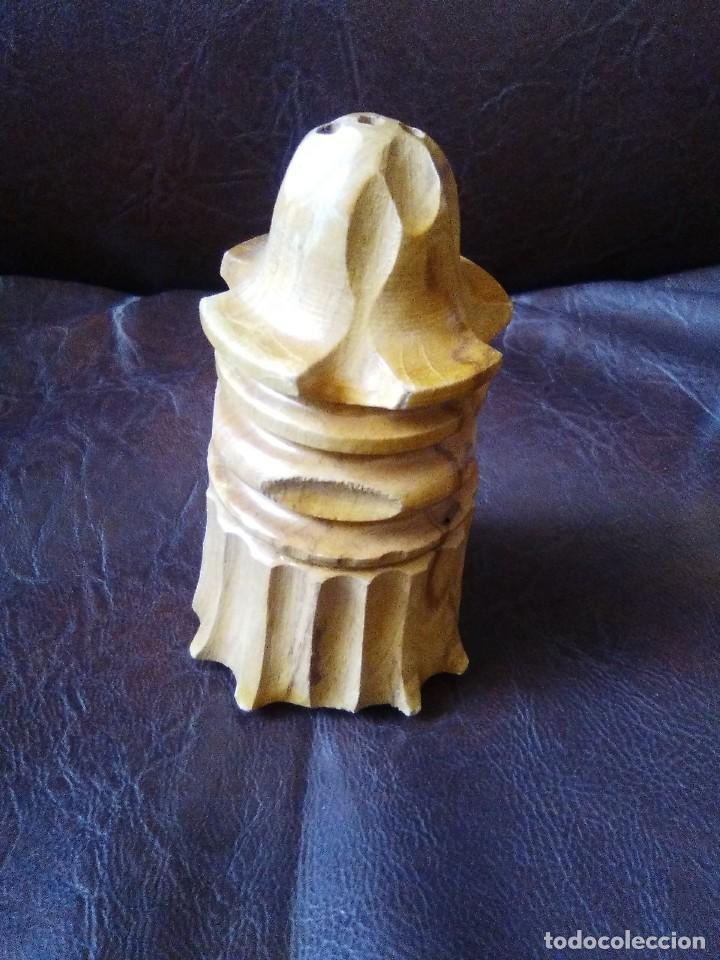 Oggetti Antichi: Salero de madera tallada.