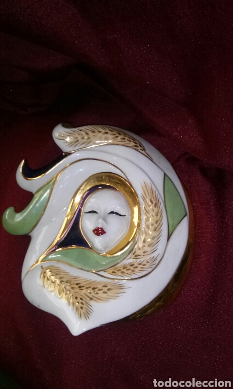 Antiques: Bonita figura porcelana GALOS, en muy buen estado.