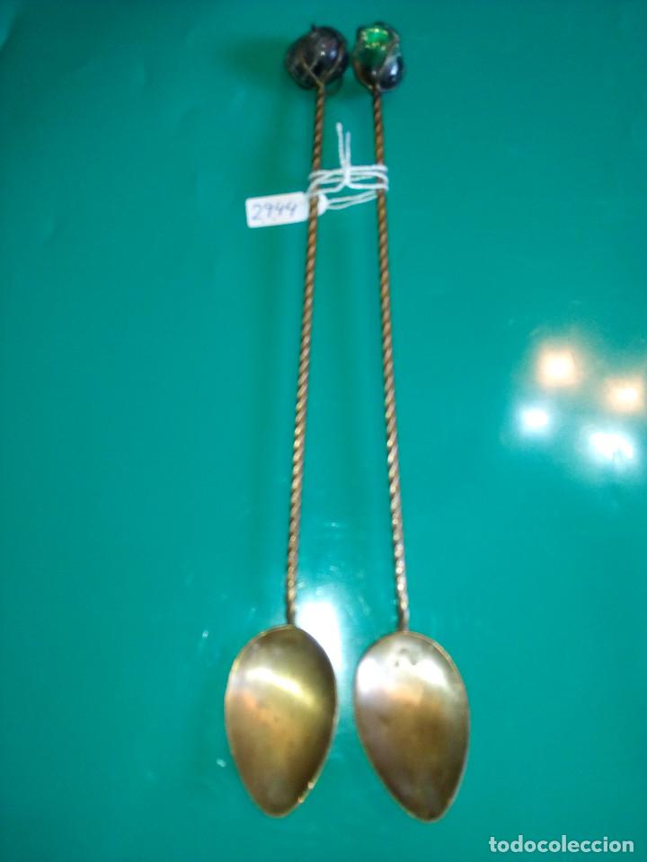 Antig&uuml;edades: PAREJA DE CUCHARILLAS DE METAL PLATEADO Y CRISTAL