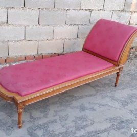 Sofá diván antiguo estilo Luis XVI. Chaise lounge antiguo estilo vintage estilo inglés victoriano.