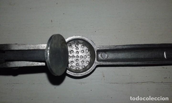 Antig&uuml;edades: EXPRIMIDOR DE ALUMINIO VINTAGE - Foto 2