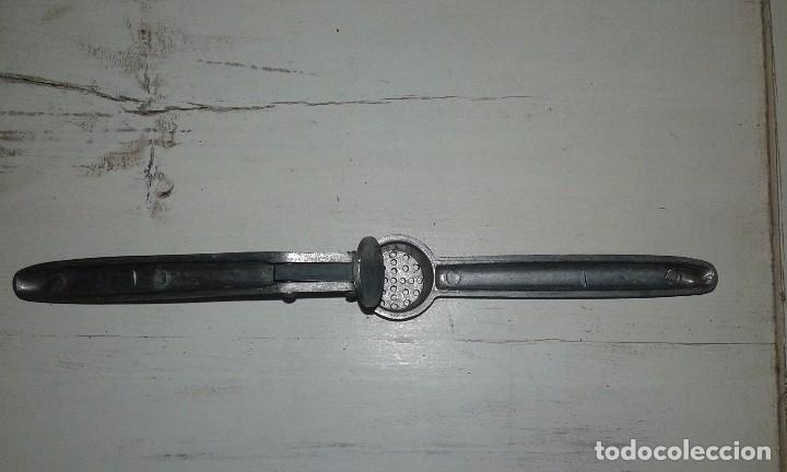 Antig&uuml;edades: EXPRIMIDOR DE ALUMINIO VINTAGE - Foto 3