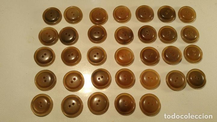 Antig&uuml;edades: 34 BOTONES ANTIGUOS DE 2 CM B17 - Foto 1