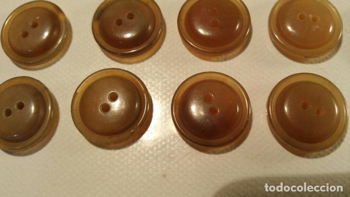 Antig&uuml;edades: 34 BOTONES ANTIGUOS DE 2 CM B17 - Foto 2