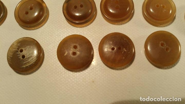 Antig&uuml;edades: 34 BOTONES ANTIGUOS DE 2 CM B17 - Foto 3